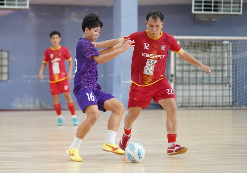 Đội tuyển futsal nữ Việt Nam hòa 2-2 câu lạc bộ futsal nam Xạ Store. 