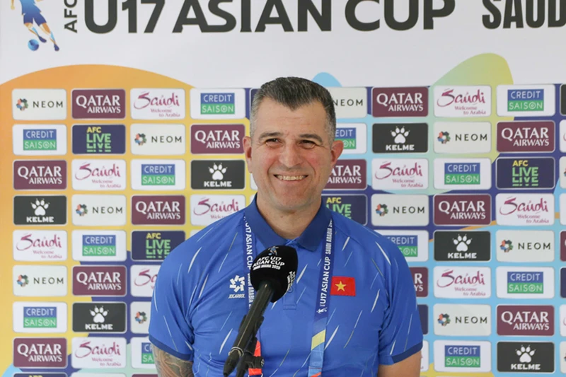 Huấn luyện viên Cristiano Roland phát biểu tại buổi họp báo sau trận U17 Việt Nam hòa 1-1 U17 Nhật Bản. (Ảnh: VFF)