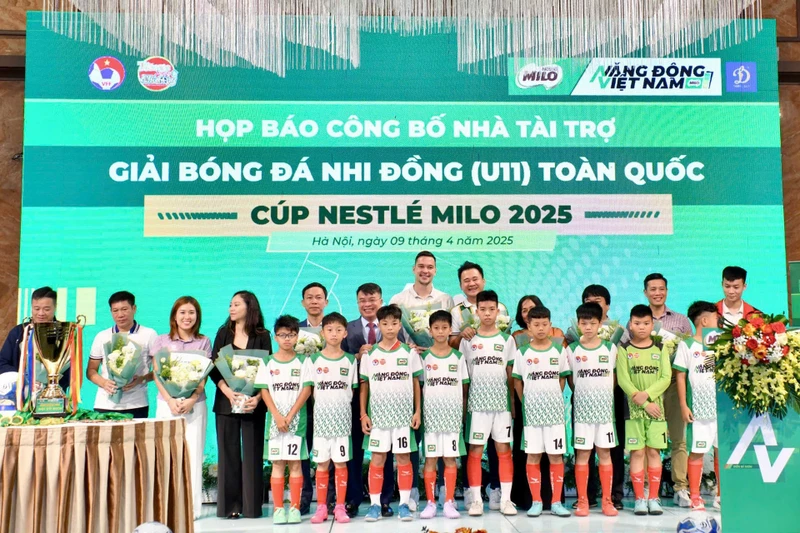 Đại diện Ban tổ chức cùng đại diện các cầu thủ nhí tham dự giải đấu. 