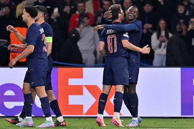 Các cầu thủ PSG ăn mừng chiến thắng ngược dòng kịch tính. (Ảnh: PSG)