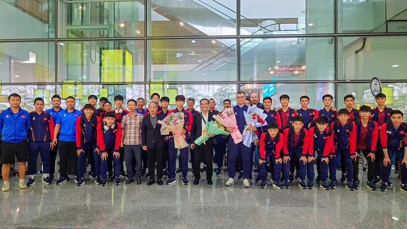 Các thành viên đội tuyển U17 Việt Nam có mặt tại sân bay Nội Bài. (Ảnh: VFF)