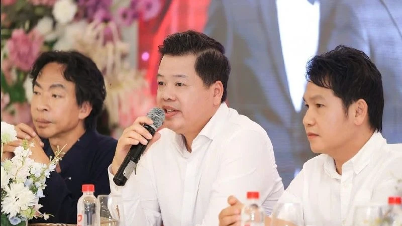 Tam ca Trọng Tấn - Đăng Dương - Việt Hoàn tại buổi họp báo.