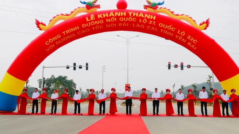 Lãnh đạo tỉnh Yên Bái cắt băng khánh thành công trình. (Ảnh: THANH SƠN)
