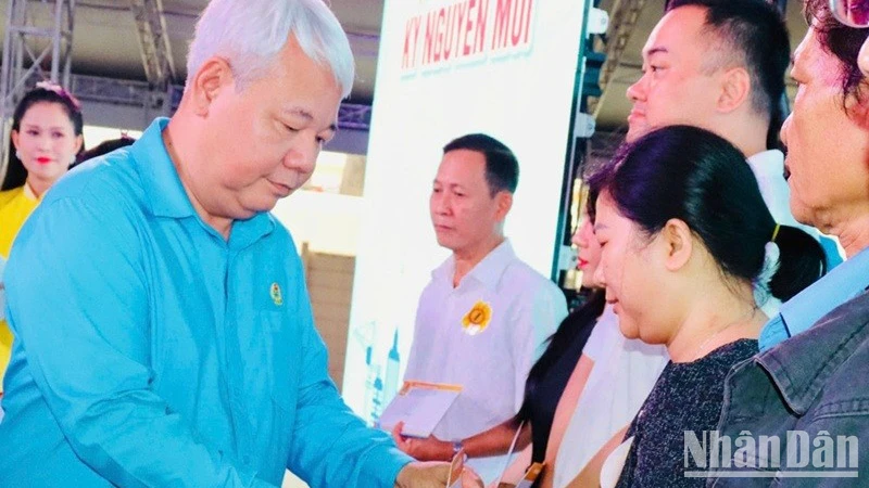 Ông Võ Khắc Thái, Chủ tịch Liên đoàn Lao động Thành phố trao quà cho người lao động. 