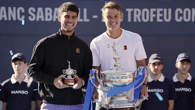 Holger Rune (phải) và Carlos Alcaraz trên bục nhận danh hiệu Barcelona Open. (Ảnh: ATP Tour)