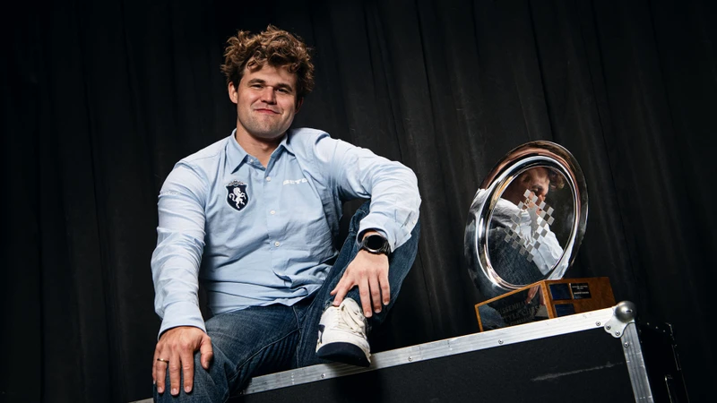 Magnus Carlsen bên cạnh chiếc cúp vô địch Freestyle Grenke 2025. (Ảnh: Freestyle Chesss) 