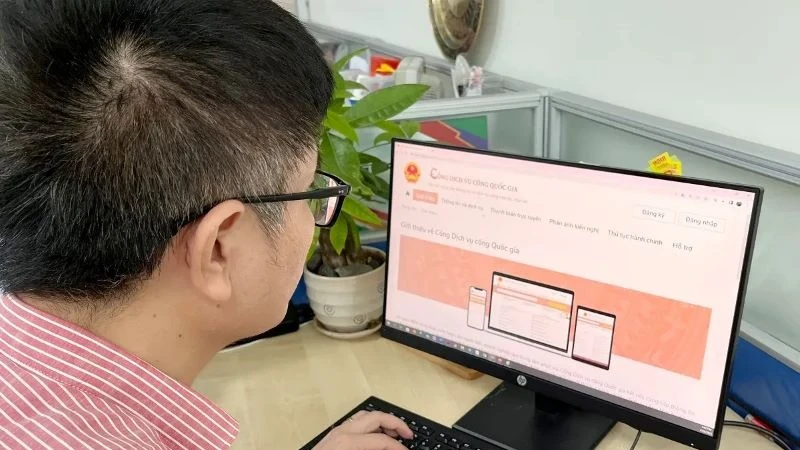 Người dân thực hiện dịch vụ công trực tuyến (Nguồn: Internet)