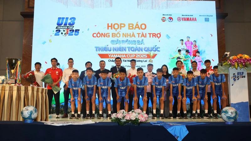 Đại diện Ban tổ chức cùng các đại diện các cầu thủ U13 tại buổi họp báo. 