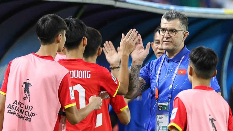 Huấn luyện viên Cristiano Roland hiện đang dẫn dắt U16 Việt Nam. (Ảnh: VFF)