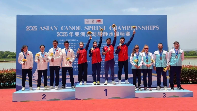 Bộ tứ Phạm Hồng Quân, Bùi Thị Yến, Ma Thị Thúy và Hiên Năm trên bục nhận Huy chương Vàng. 