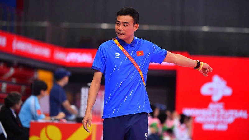 Huấn luyện viên Nguyễn Đình Hoàng của đội tuyển futsal nữ Việt Nam tại Giải Futsal nữ vô địch châu Á 2025. (Ảnh: VFF)
