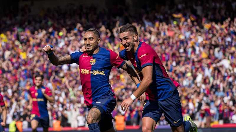 Raphinha (trái) lập cú đúp giúp Barca giành chiến thắng. (Ảnh: Barca FC)