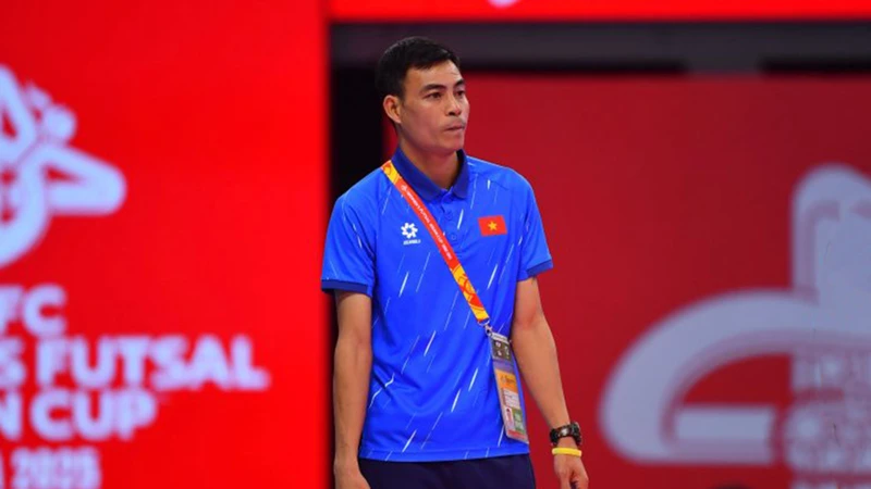 Huấn luyện viên Nguyễn Đình Hoàng của đội tuyển futsal nữ Việt Nam. (Ảnh: VFF)