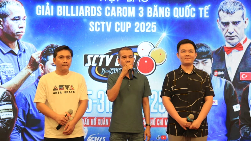 Bao Phương Vinh (trái), Trần Quyết Chiến (giữa) cùng Trần Thanh Lực háo hức chờ so tài ở giải billiards carom 3 băng quốc tế SCTV Cup 2025. 