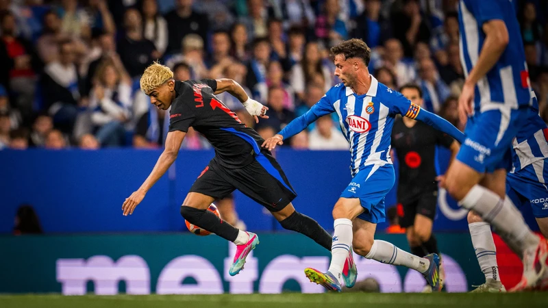 Lamine Yamal bứt tốc trước sự truy đuổi của cầu thủ Espanyol. (Ảnh: Barca FC)