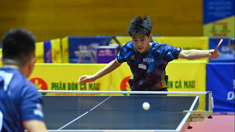 Tay vợt trẻ Đỗ Mạnh Lương (Hà Nội 1) giành thắng lợi bất ngờ với tỷ số 3-1 trước Nguyễn Đức Tuân (Hải Dương-Long Hải 1) tại bán kết đồng đội nam. (Ảnh: DUY LINH)
