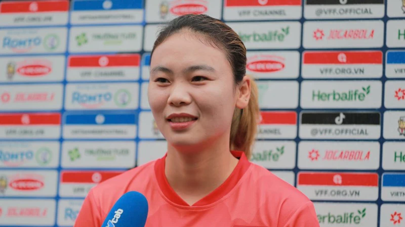 Tiền đạo Phạm Hải Yến chia sẻ với truyền thông trước buổi tập của đội tuyển nữ Việt Nam. (Ảnh: VFF)
