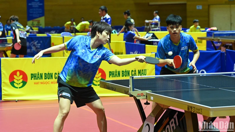 Nguyễn Văn Nam - Nguyễn Khoa Diệu Khánh giành thắng lợi với tỷ số 3-1, giành chức vô địch đôi nam nữ. (Ảnh: DUY LINH)