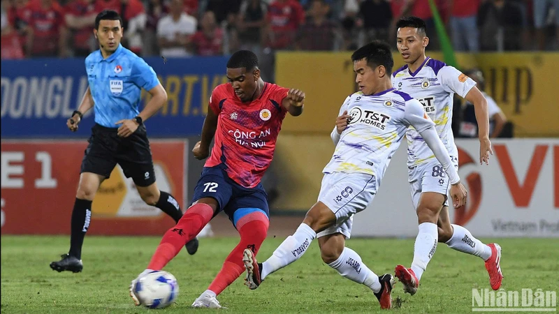 Hai bàn thắng của Tuấn Hải và ngoại binh Daniel giúp níu kéo cơ hội vô địch của Hà Nội. (Ảnh: TRẦN HẢI)