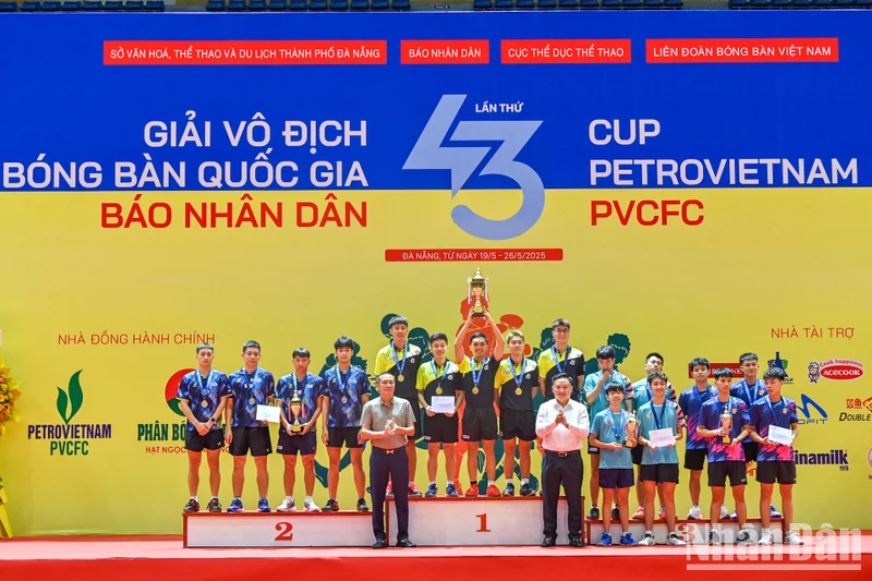 Đại diện Ban tổ chức trao huy chương và cúp cho các đội đoạt giải tại nội dung đồng đội nam. (Ảnh: DUY LINH)