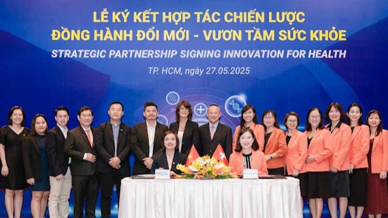 Lễ ký kết hợp tác giữa FPT Long Châu và Novartis Việt Nam.