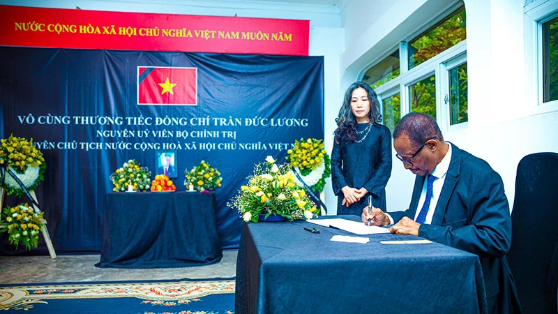 Đại sứ quán Việt Nam tại Cộng hòa Thống nhất Tanzania mở Sổ tang tưởng niệm Nguyên Chủ tịch nước Trần Đức Lương.