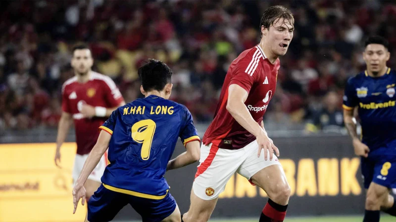 Nguyễn Hai Long đối đầu với cầu thủ Manchester United. (Ảnh: MU)