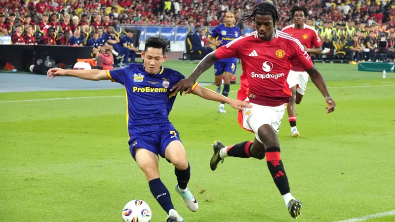 Cầu thủ Nguyễn Hai Long thi đấu trong trận đấu giữa ASEAN All Stars vs Manchester United. (Ảnh: Nam Trung)