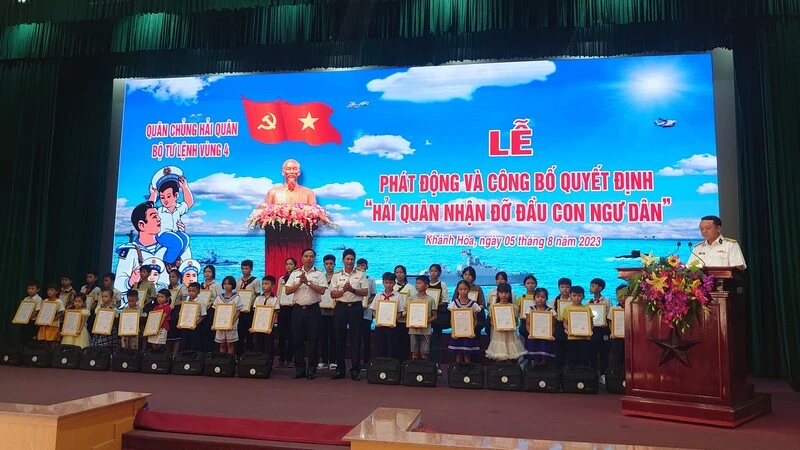 Trao quyết định và tặng quà các cháu được nhận đỡ đầu. (Ảnh: NGỌC HÒA)