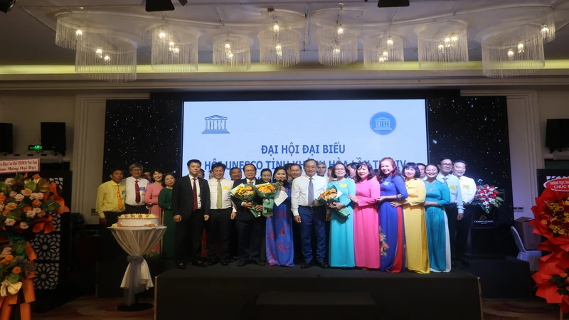 Ban Chấp hành mới ra mắt Đại hội. (Ảnh: PHONG NGUYÊN) 