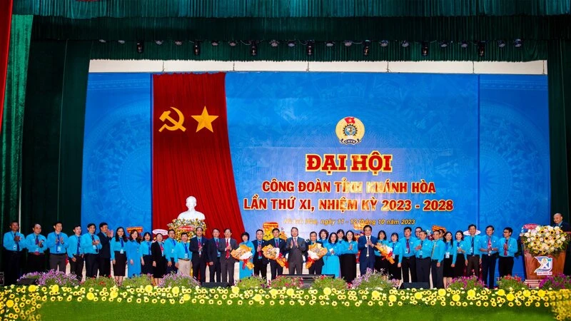 Ban chấp hành Liên đoàn Lao động tỉnh Khánh Hòa khóa XI, nhiệm kỳ 2023-2028 ra mắt đại hội. (Ảnh: VÕ TOÀN)