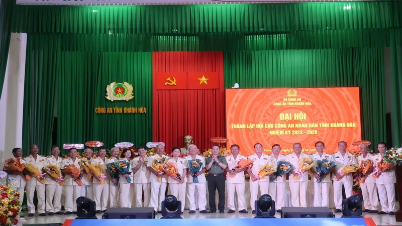 Ban chấp hành Hội Cựu Công an nhân dân tỉnh Khánh Hòa nhiệm kỳ 2023-2028 ra mắt đại hội. (Ảnh: PHONG NGUYÊN)