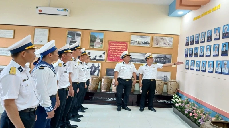 Cán bộ, chiến sĩ Lữ đoàn 146 tham quan Nhà truyền thống đơn vị. (Ảnh: HOÀNG ĐĂNG)