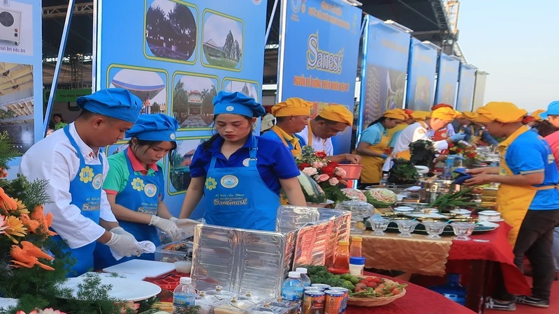 Các đội dự thi thực hiện chế biến món ăn. (Ảnh: PHONG NGUYÊN)