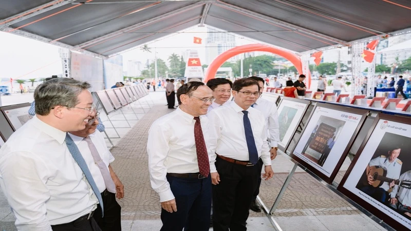 Các đồng chí lãnh đạo Hội Luật gia Việt Nam và tỉnh Khánh Hòa thăm các gian trưng bày. (Ảnh: HLG)