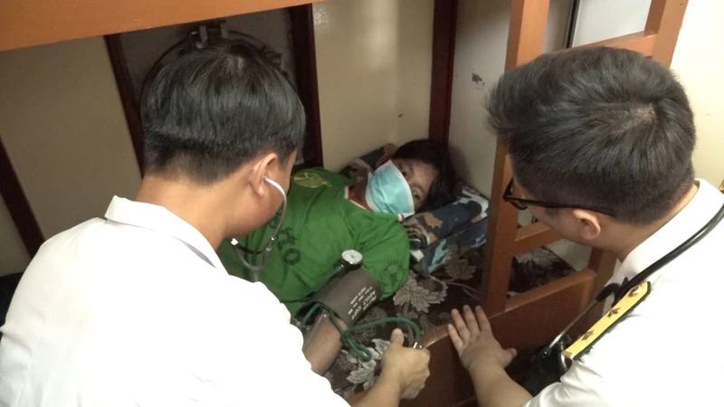 Tổ Quân y Tàu 414 kiểm tra sức khỏe ngư dân Trần Hoài Sang trước khi bàn giao cho địa phương và gia đình. (Ảnh: CTV HQ) 