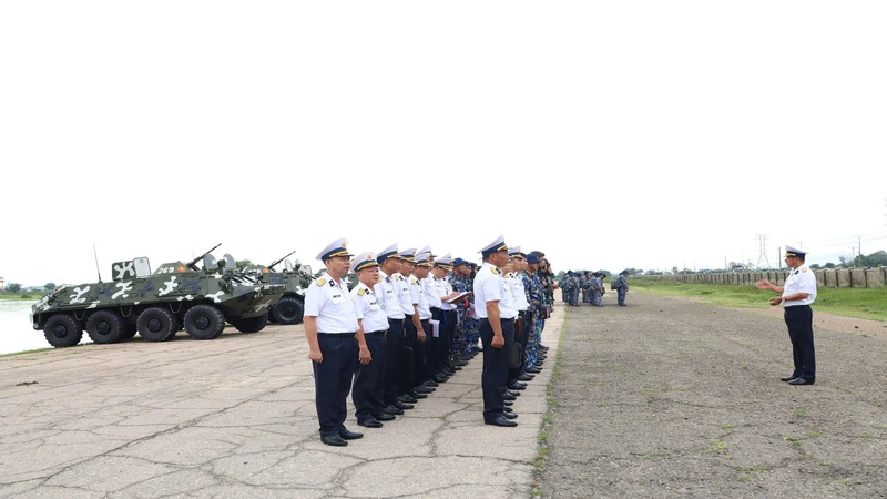 Đại tá Ngô Đình Xuyên, Phó Tư lệnh Vùng, Trưởng đoàn kiểm tra số 2 quán triệt trước kiểm tra. (Ảnh: CTV HQ) 