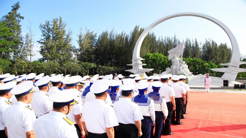 Quang cảnh Lễ dâng hương, dâng hoa Đài tưởng niệm chiến sĩ Gạc Ma. (Ảnh: CTV)