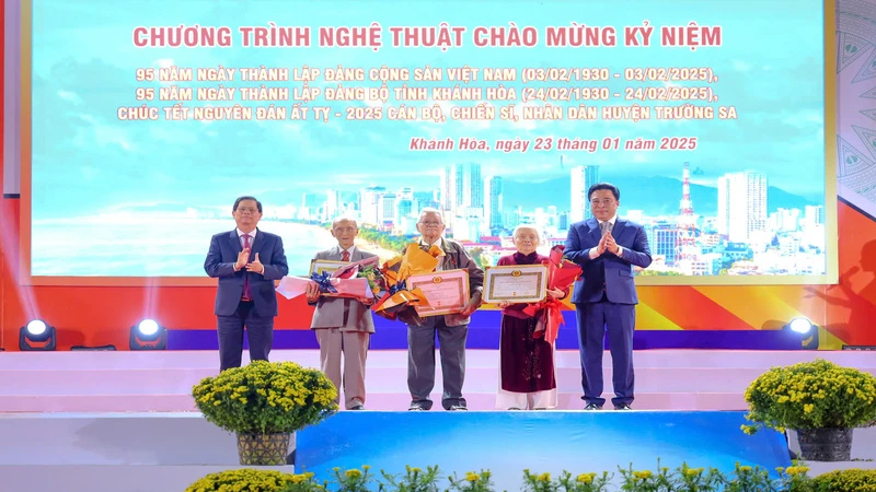 Lãnh đạo tỉnh Khánh Hòa trao Huy hiệu 65 năm, 60 năm, 55 năm tuổi Đảng tặng các đảng viên. (Ảnh: CTV)