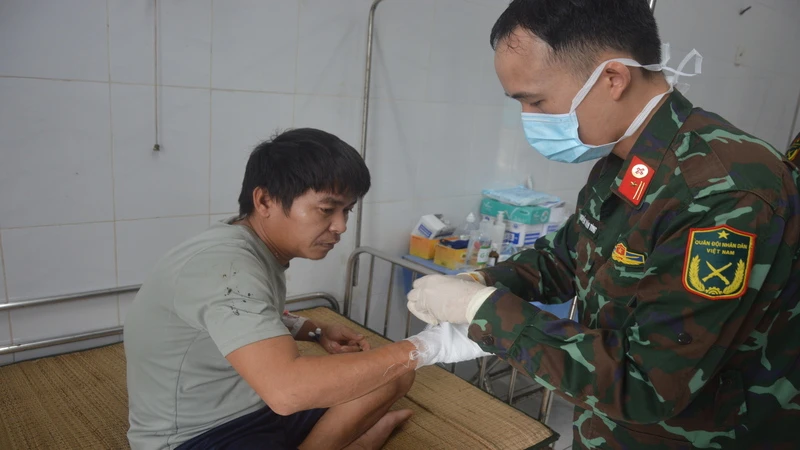 Quân y Bệnh xá Song Tử Tây chăm sóc vết thương cho bệnh nhân Võ Xuân Vĩ. (Ảnh: CTV HQ)
