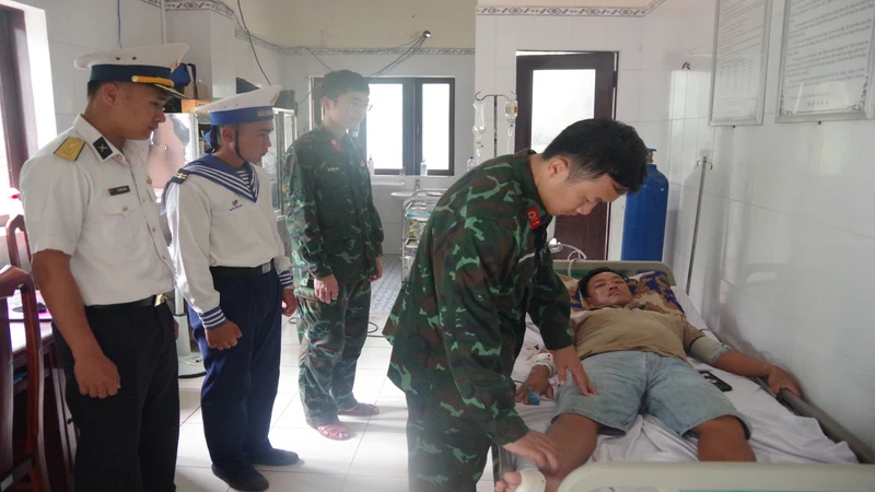 Lực lượng y, bác sĩ bệnh xá Trường Sa theo dõi tình trạng sức khỏe của bệnh nhân. (Ảnh: CTV HQ)