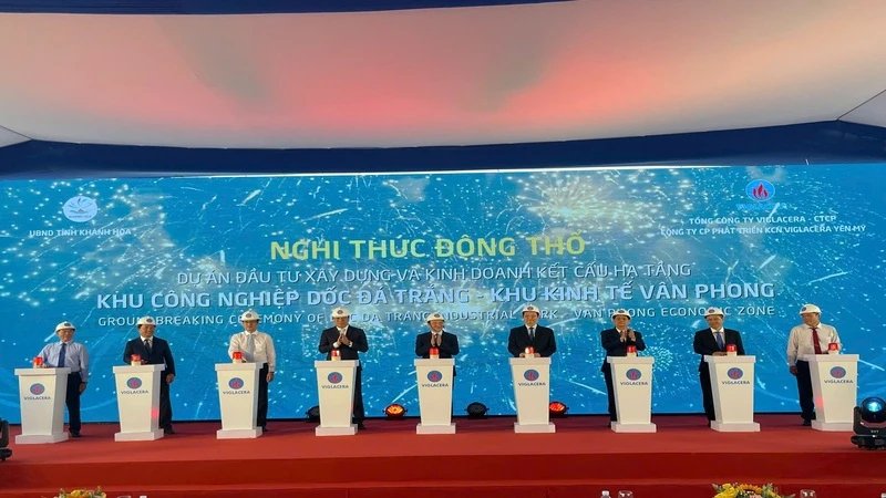 Thực hiện nghi thức động thổ dự án Đầu tư xây dựng và kinh doanh kết cấu hạ tầng Khu công nghiệp Dốc Đá Trắng. (Ảnh: KỲ NAM) 