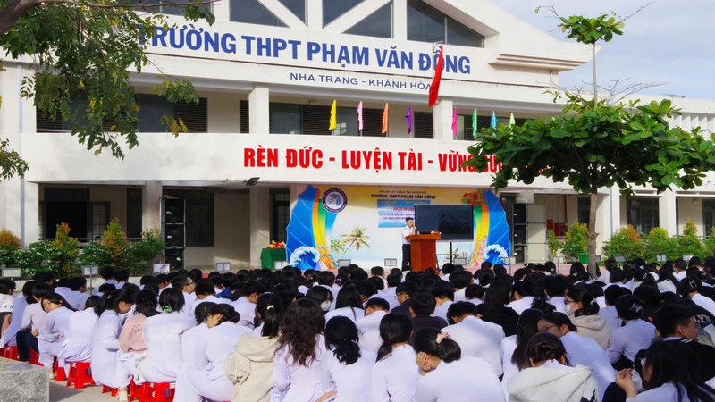 Quang cảnh buổi tuyên truyền biển, đảo tại Trường trung học phổ thông Phạm Văn Đồng. (Ảnh: CTV) 