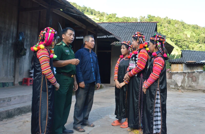 Ông Lỳ Xuyến Phù (thứ 3 từ trái sang), người có uy tín ở bản A Pa Chải, xã Sín Thầu, huyện Mường Nhé (tỉnh Điện Biên) tuyên truyền, vận động người dân góp sức bảo vệ biên cương Tổ quốc.