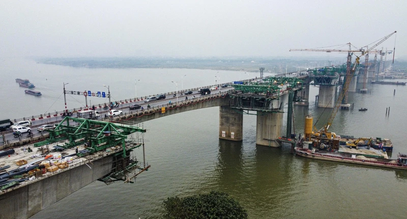 Tính đến cuối tháng 2/2023, Bộ Giao thông vận tải giải ngân được 10.737 tỷ đồng, đạt 11,4% kế hoạch năm. Trong ảnh: Thi công Dự án cầu Vĩnh Tuy 2 (Hà Nội).