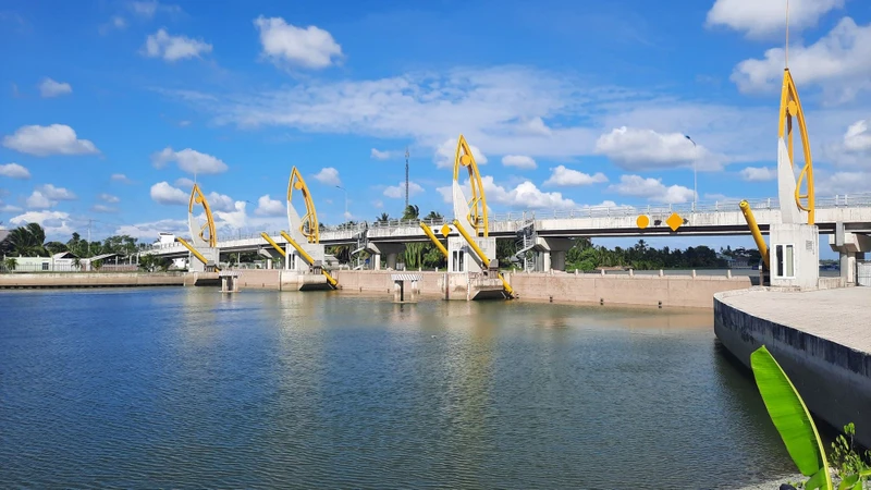 Công trình cống ngăn mặn ở huyện Vũng Liêm (Vĩnh Long) giúp bảo vệ nguồn nước tưới tiêu cho nông nghiệp địa phương khi độ mặn lên cao. Ảnh: Nam Long 