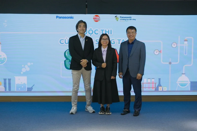 Ông Oka Hiroyuki, Giám đốc Công ty Panasonic Việt Nam (bên trái), cô giáo Đào Thị Hồng Quyên - Liên minh STEM, cùng nhà báo Nguyễn Phan Khuê, Ủy viên Hội đồng Đội Trung ương, Tổng Biên tập báo Thiếu niên Tiền phong và Nhi đồng phát động cuộc thi.
