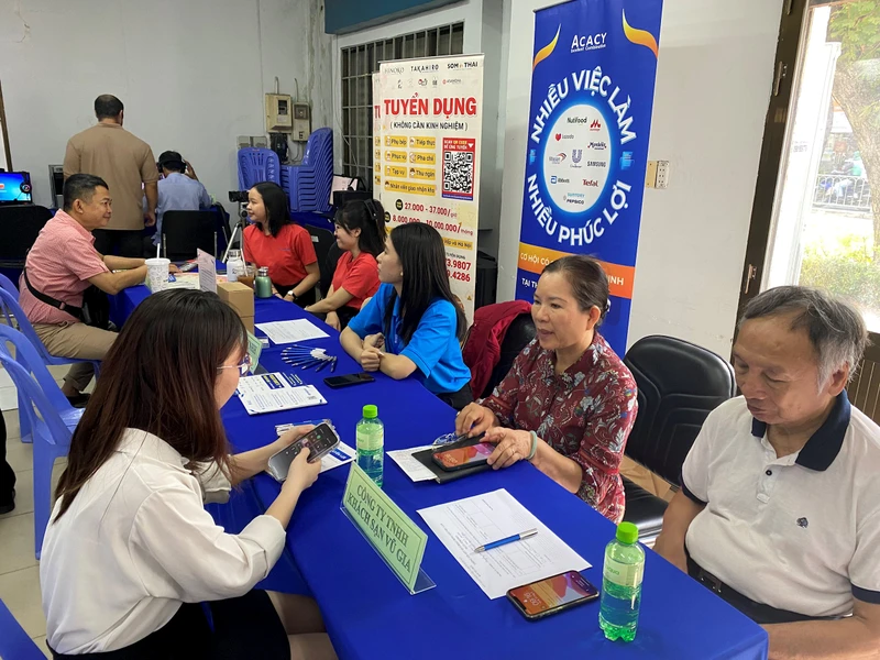 Trung tâm dịch vụ việc làm Thành phố Hồ Chí Minh thường xuyên tổ chức các sàn giao dịch việc làm, kết nối doanh nghiệp và người lao động.