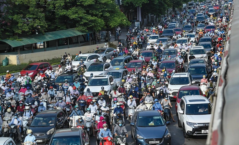 Hà Nội kiên trì các giải pháp giảm ùn tắc giao thông. Ảnh: SƠN LÊ