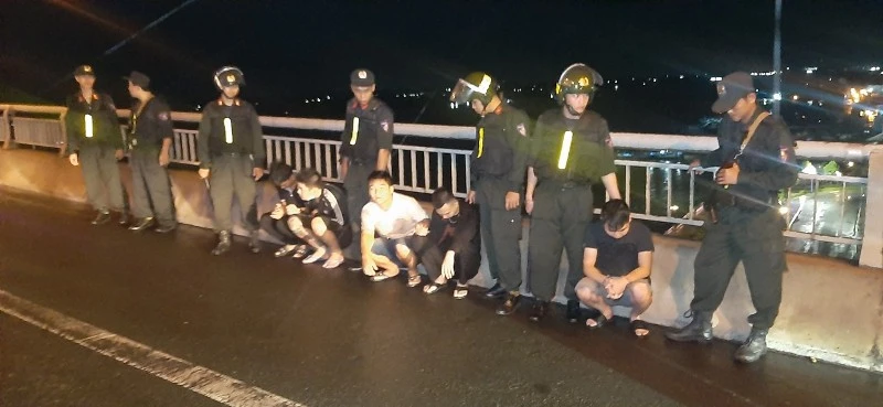 Lực lượng công an bắt giữ các đối tượng.